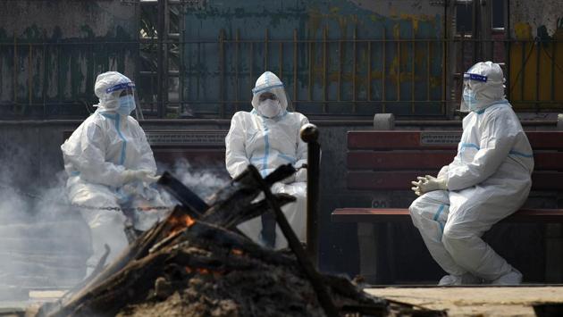 Relatives of a person who died of Covid-19 during the cremation at Nigambodh Ghat in New Delhi on November 22. Delhi registered its third highest death toll from coronavirus on November 21, taking the tally of deaths from the infection to 8,270. (Biplov Bhuyan / HT Photo) Relatives of a person who died of Covid-19 during the cremation at Nigambodh Ghat in New Delhi on November 22. Delhi registered its third highest death toll from coronavirus on November 21, taking the tally of deaths from the infection to 8,270. (Biplov Bhuyan / HT Photo)