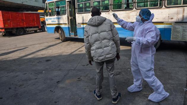 A health worker collects a swab sample from a passenger to test for Covid-19 near Kashmere Gate Inter State Bus Terminal (ISBT) in New Delhi on November 22. In its third and the most severe Covid-19 wave yet, Delhi has continuously reported cases above 5,000-mark since October 28. This surge reached its highest on November 11 when single-day cases breached 8,000 mark. (Biplov Bhuyan / HT Photo) A health worker collects a swab sample from a passenger to test for Covid-19 near Kashmere Gate Inter State Bus Terminal (ISBT) in New Delhi on November 22. In its third and the most severe Covid-19 wave yet, Delhi has continuously reported cases above 5,000-mark since October 28. This surge reached its highest on November 11 when single-day cases breached 8,000 mark. (Biplov Bhuyan / HT Photo)