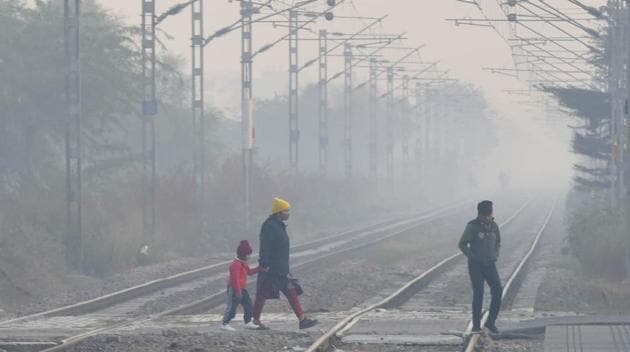 The average AQI last Sunday was 448 in Ghaziabad, 441 in Noida, 417 in Greater Noida, 425 in Gurgaon and 414 in Faridabad.(Vipin Kumar/HT PHOTO) The average AQI last Sunday was 448 in Ghaziabad, 441 in Noida, 417 in Greater Noida, 425 in Gurgaon and 414 in Faridabad.(Vipin Kumar/HT PHOTO)
