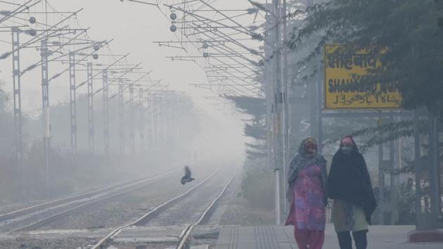 Women wrapped in woollens walk at Mohamadpur Railway Station amid morning chill and cold weather near Dwarka in New Delhi on Sunday, November 22, 2020. (Photo by Vipin Kumar/ Hindustan Times)(Vipin Kumar/HT PHOTO) Women wrapped in woollens walk at Mohamadpur Railway Station amid morning chill and cold weather near Dwarka in New Delhi on Sunday, November 22, 2020. (Photo by Vipin Kumar/ Hindustan Times)(Vipin Kumar/HT PHOTO)
