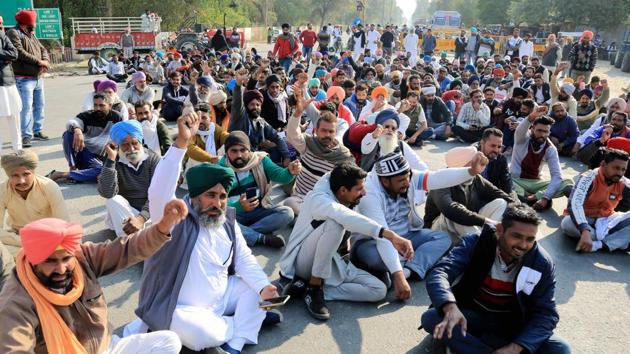 Farmers raise slogans as they stage a protest on the NH 54 over non-supply of Urea, in Bathinda.(PTI)