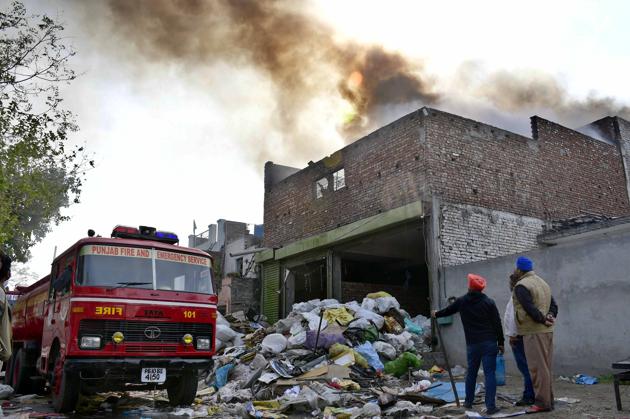 Smoke billowing out of the rag godown in Salem Tabri in Ludhiana on Sunday. Firemen managed to control the blaze in about three hours.(Harsimar Pal SIngh/HT)