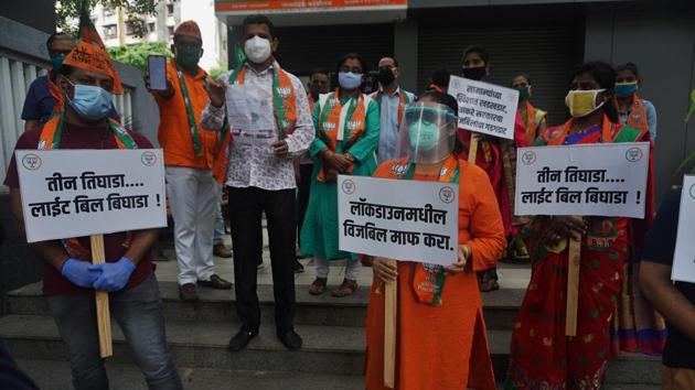 Thane BJP stage a protest demanding immediate withdrawal of inflated power bill.(HT FILE)