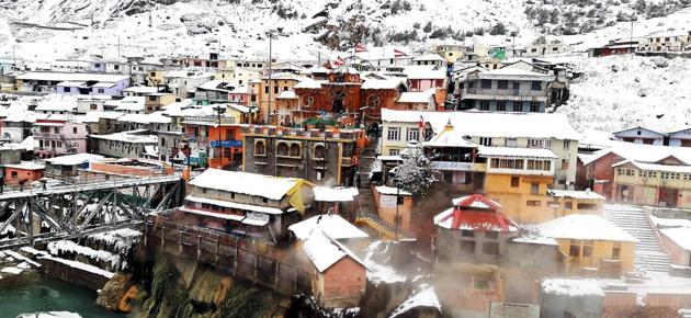 Snowfall at Badiranath Dham in Chamoli district of Uttarakhand on November 16, 2020.(PTI)