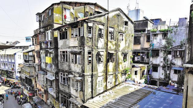 Bora Bazaar street houses several old, vacated structures. (Anshuman Poyrekar/HT Photo) Bora Bazaar street houses several old, vacated structures. (Anshuman Poyrekar/HT Photo)