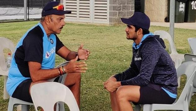 Indian head coach Ravi Shastri in conversation with Shubman Gill(Twitter)