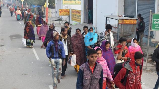 Devotees taking part in Chaudah kosi parikrama in Ayodhya which started on Monday morning.(HT Photo\Ravinder Singh)