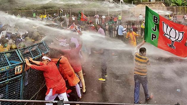 BJP workers try to break police barricades during a stir against the TMC govt in Kolkata on Oct 8.(ANI) BJP workers try to break police barricades during a stir against the TMC govt in Kolkata on Oct 8.(ANI)