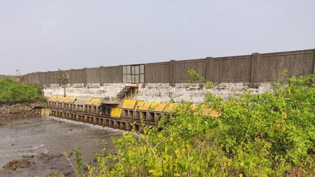 The area had been going dry over the past few months as the free flow of tidal water had been restricted by the sluice gates on one side and artificial bunds on the other.(Source: NatConnect Foundation)