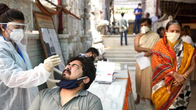 A BMC health care worker collect swab sample of a resident at Ghatkopar in Mumbai,. (Satish Bate/HT Photo) A BMC health care worker collect swab sample of a resident at Ghatkopar in Mumbai,. (Satish Bate/HT Photo)