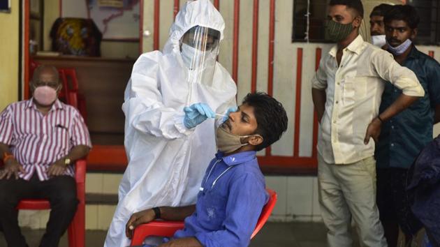 Rapid antigen test of hawkers in Parel in progress. (Anshuman Poyrekar/HT Photo) Rapid antigen test of hawkers in Parel in progress. (Anshuman Poyrekar/HT Photo)