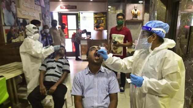 A swab test of restaurant employees at Shivaji Park, Dadar.(Anshuman Poyrekar/HT Photo) A swab test of restaurant employees at Shivaji Park, Dadar.(Anshuman Poyrekar/HT Photo)