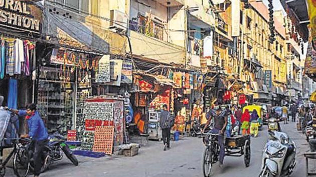 The municipal corporations had allowed vehicular movement in these markets in July on the insistence by the traders that they need to ramp up sales that were devastated due to the prolonged lockdown.(Sanchit Khanna/HT PHOTO) The municipal corporations had allowed vehicular movement in these markets in July on the insistence by the traders that they need to ramp up sales that were devastated due to the prolonged lockdown.(Sanchit Khanna/HT PHOTO)