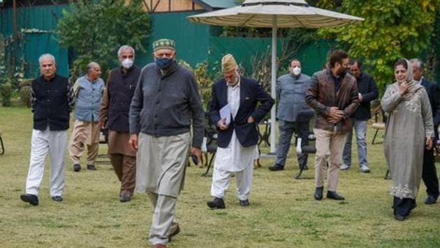 MP and President of National Conference (NC) Farooq Abdullah, PDP chief and former Chief Minister Mehbooba Mufti, former CM Omar Abdullah and other members after a meeting of People's Alliance for Gupkar Declaration, in Srinagar.(PTI)