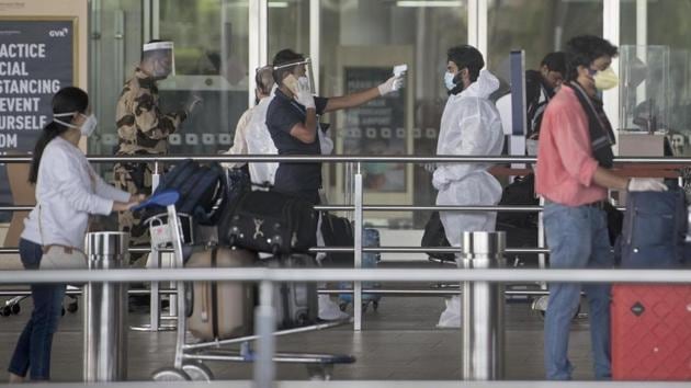 Passengers queue as they arrive to catch domestic flights at Chhatrapati Shivaji Maharaj International Airport.(Satyabrata Tripathy/HT Photo) Passengers queue as they arrive to catch domestic flights at Chhatrapati Shivaji Maharaj International Airport.(Satyabrata Tripathy/HT Photo)
