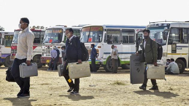 Polling officers leave for their stations to conduct elections of Panchayat Samiti and Zila Parishad members in 21 districts of Rajasthan.(PTI) Polling officers leave for their stations to conduct elections of Panchayat Samiti and Zila Parishad members in 21 districts of Rajasthan.(PTI)