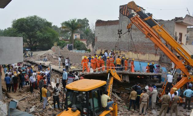 Rescuers look for bodies in the rubble of a building that collapsed in Dera Bassi on September 24. A report from the sub divisional magistrate Kuldeep Singh Bawa has revealed that the building owner had hired unskilled labourers for construction work in the building.(HT file photo)