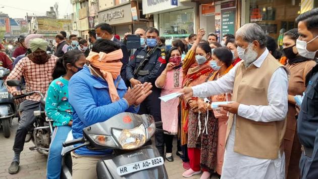 Haryana health minister Anil Vij distributing masks in Ambala on Monday.(HT photo) Haryana health minister Anil Vij distributing masks in Ambala on Monday.(HT photo)
