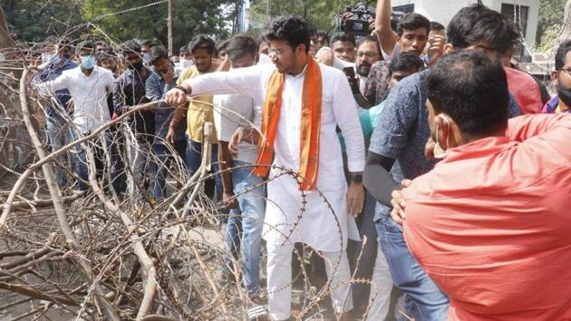 Angry at the presence of a large number of police personnel who allegedly tried to stop them, the BJYM activists led by MP Tejaswi Surya forcibly removed the barricades and entered the varsity campus.(PHOTO CREDIT: BJP.) Angry at the presence of a large number of police personnel who allegedly tried to stop them, the BJYM activists led by MP Tejaswi Surya forcibly removed the barricades and entered the varsity campus.(PHOTO CREDIT: BJP.)