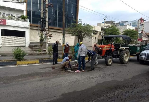 Initially the pothole was filled with rubble and interlocking tiles, which gave away.(HT File Photo) Initially the pothole was filled with rubble and interlocking tiles, which gave away.(HT File Photo)