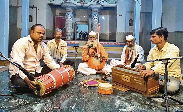 The programme is being conducted under the National Centre for Folk Performing Arts Studies, Research and Welfare Centre, which has been set up by SPPU two-and-a-half years ago.(HT PHOTO) The programme is being conducted under the National Centre for Folk Performing Arts Studies, Research and Welfare Centre, which has been set up by SPPU two-and-a-half years ago.(HT PHOTO)