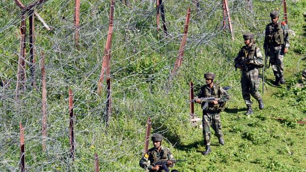 The four terrorists had help from a Pakistani spotter, perhaps a Ranger, on the other side of the border to guide the operatives when to safely move out of the tunnel, people familiar with the development said.(HT photo/Nitin Kanotra)