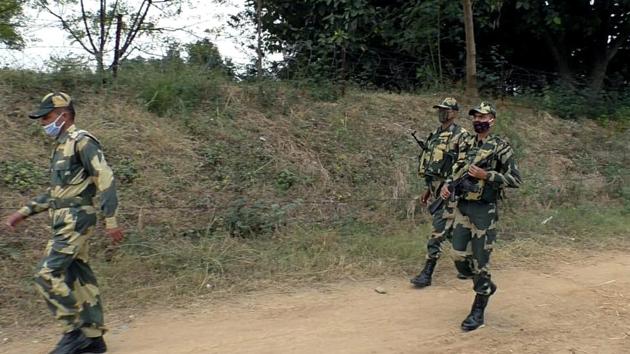 BSF personnel patrolling near the border in Samba on Tuesday.(ANI Photo) BSF personnel patrolling near the border in Samba on Tuesday.(ANI Photo)