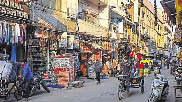 Across Delhi, traders’ bodies have been complaining that unauthorised vendors encroach space and make social distancing impossible, flagging health emergency in the time of a pandemic.(Sanchit Khanna/HT PHOTO)