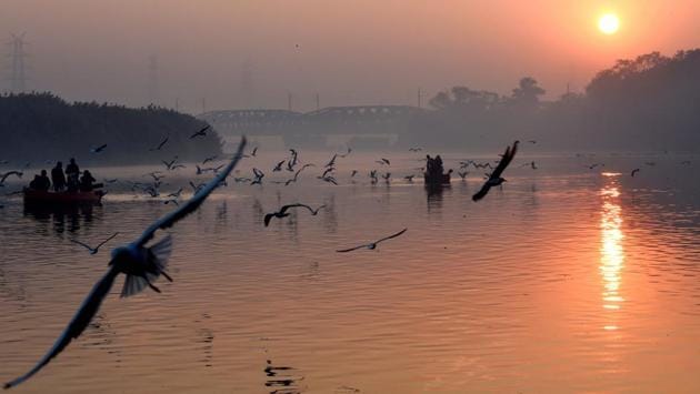 A view of the Yamuna river in New Delhi on November 22. “The cold winds blowing from snow-clad western Himalayas have led to a dip in the mercury. However, a fresh Western Disturbance affecting the Western Himalayan region from Monday will have its impact on Delhi as well and the minimum temperature will rise by 2-3 degrees over the next couple of days,” Srivastava told HT. (Atul Yadav / PTI) 