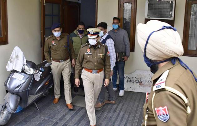 Police commissioner Rakesh Agrawal, along with other police officials, investigating the crime at the family’s house at Mayur Vihar in Ludhiana on Tuesday.(Harsimar Pal Singh/HT)