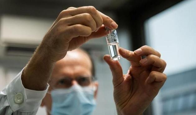 A laboratory assistant holds a tube with Russia's "Sputnik-V" vaccine against the coronavirus disease at the National Institute of Pharmacy and Nutrition in Budapest, Hungary, November 19, 2020(via REUTERS) A laboratory assistant holds a tube with Russia's "Sputnik-V" vaccine against the coronavirus disease at the National Institute of Pharmacy and Nutrition in Budapest, Hungary, November 19, 2020(via REUTERS)