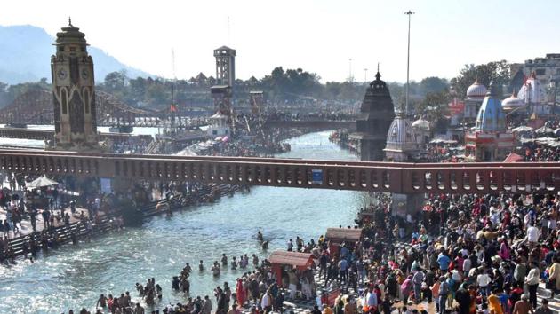 Renovation being done at Har-Ki-Pauri ahead of Mahakumbh in Haridwar. However, holding the mela amid pandemic is a tough challenge.(HT Photo)