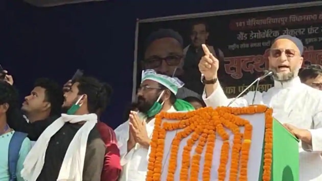 All India Majlis-e-Ittehadul Muslimeen (AIMIM) president Asaduddin Owaisi addressing the audience during an election rally during Bihar Assembly Elections, at Cheriya Bariyarpur, in Begusarai, Bihar, India, on Friday, October 30, 2020.(Photo by Santosh Kumar/ Hindustan Times) All India Majlis-e-Ittehadul Muslimeen (AIMIM) president Asaduddin Owaisi addressing the audience during an election rally during Bihar Assembly Elections, at Cheriya Bariyarpur, in Begusarai, Bihar, India, on Friday, October 30, 2020.(Photo by Santosh Kumar/ Hindustan Times)