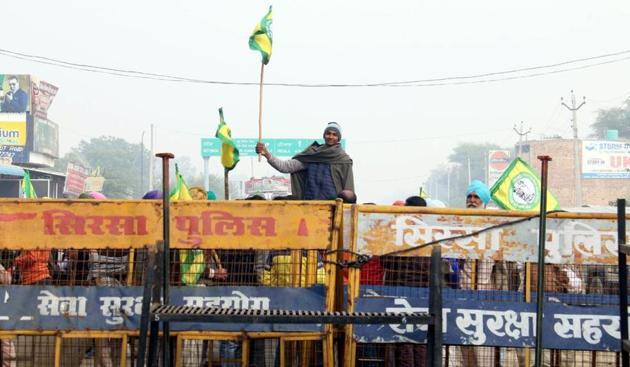 Bharti Kisan Union (Ugrahan) activists being stopped from entering Haryana at the Doomwali barrier between Bathinda and Sirsa districts on Wednesday.(Sanjeev Kumar/HT)