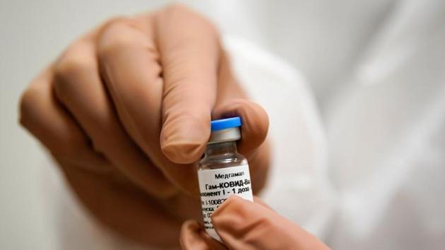 FILE PHOTO: A nurse prepares Russia's "Sputnik-V" vaccine against the coronavirus disease (Covid-19) for inoculation at a clinic in Tver, Russia, October 12, 2020 (REUTERS/Tatyana Makeyeva/File Photo) FILE PHOTO: A nurse prepares Russia's "Sputnik-V" vaccine against the coronavirus disease (Covid-19) for inoculation at a clinic in Tver, Russia, October 12, 2020 (REUTERS/Tatyana Makeyeva/File Photo)
