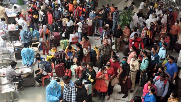 The crowd at Bandra Terminus.(Satish Bate/HT Photo) The crowd at Bandra Terminus.(Satish Bate/HT Photo)
