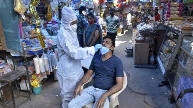 Healthcare workers during COVID-19 screening and swab test at Dataji Salvi Market,Andheri(W) in Mumbai.(Satyabrata Tripathy/HT Photo) Healthcare workers during COVID-19 screening and swab test at Dataji Salvi Market,Andheri(W) in Mumbai.(Satyabrata Tripathy/HT Photo)