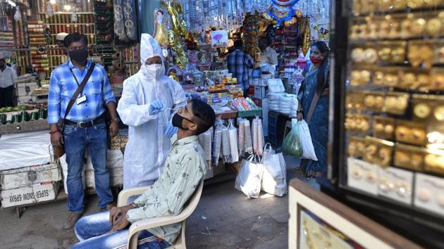 Healthcare workers during Covid-19 screening and swab test at Dataji Salvi Market,Andheri(W) in Mumbai on Tuesday.(Satyabrata Tripathy/HT Photo) Healthcare workers during Covid-19 screening and swab test at Dataji Salvi Market,Andheri(W) in Mumbai on Tuesday.(Satyabrata Tripathy/HT Photo)