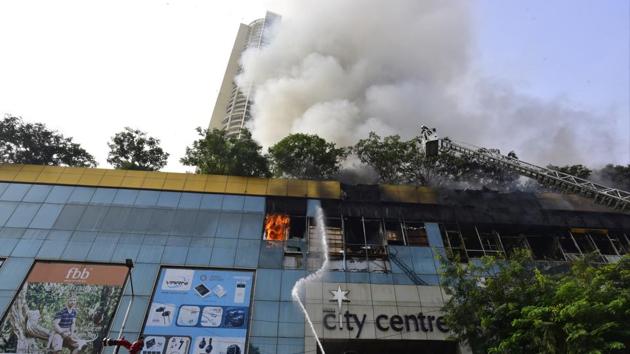 After a massive fire gutted City Centre mall on October 22, Mumbai fire Brigade sent non-compliance notice to 29 malls.(HT PHOTO)