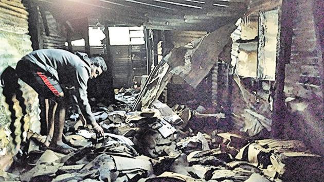 A fire at Lohiyanagar slum in Pune caused a LPG cylinder blast and destroyed five-six huts, on Monday night.(HT PHOTO) A fire at Lohiyanagar slum in Pune caused a LPG cylinder blast and destroyed five-six huts, on Monday night.(HT PHOTO)