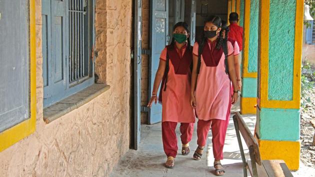 Students wearing face masks return to school as they reopen after the lockdown, in Pune on November 23. India appears at a crossroads after bringing down infections since mid-September, with some states finally reopening educational institutions over recent days in an ebbing post-lockdown revival while others mull curbs on movement as winter sets in and infections appear rising in pockets. (Ravindra Joshi / HT Photo) Students wearing face masks return to school as they reopen after the lockdown, in Pune on November 23. India appears at a crossroads after bringing down infections since mid-September, with some states finally reopening educational institutions over recent days in an ebbing post-lockdown revival while others mull curbs on movement as winter sets in and infections appear rising in pockets. (Ravindra Joshi / HT Photo)