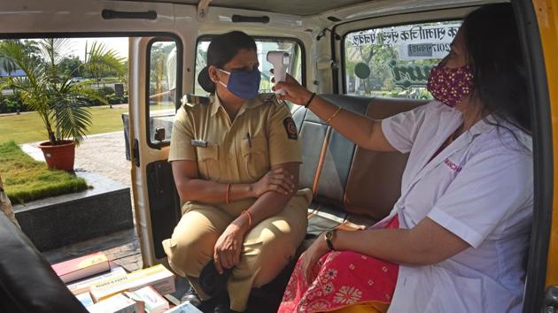 A police constable undergoes thermal screening in a mobile clinic van at CBD Belapur in Navi Mumbai.(BACHCHAN KUMAR/HT)