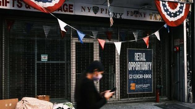 Continuing claims -- the total pool of Americans on ongoing state unemployment benefits -- fell by 299,000 to 6.07 million in the week ended Nov. 14.(AFP file photo)