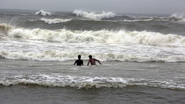 Tamil Nadu, Nov 24 (ANI): High waves hit the coast of the Bay of Bengal ahead of the landfall of Cyclone Nivar in Chennai on Tuesday. (ANI Photo)