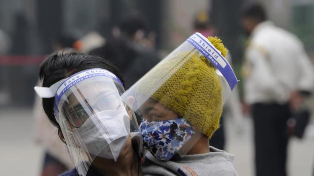 People wearing face shields queue to register for coronavirus tests in Noida.(Photo by Sunil Ghosh / Hindustan Times) People wearing face shields queue to register for coronavirus tests in Noida.(Photo by Sunil Ghosh / Hindustan Times)