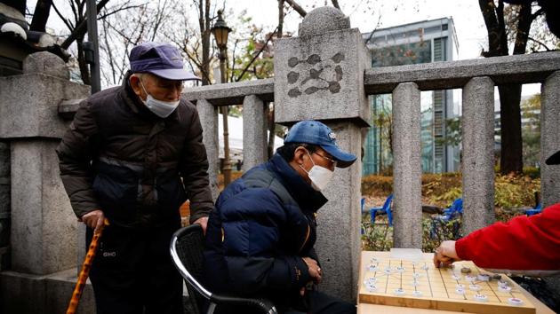 An elderly man wearing a mask plays Korean chess outside a park which is temporarily closed due to concerns for the spread of coronavirus disease (Covid-19) in Seoul, South Korea, November 25, 2020. REUTERS/Kim Hong-Ji An elderly man wearing a mask plays Korean chess outside a park which is temporarily closed due to concerns for the spread of coronavirus disease (Covid-19) in Seoul, South Korea, November 25, 2020. REUTERS/Kim Hong-Ji