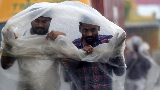 People use plastic sheets to cover from heavy rains in Chennai as cyclone Nivar approaches the southeastern coast of the country on November 25, 2020.(AFP) People use plastic sheets to cover from heavy rains in Chennai as cyclone Nivar approaches the southeastern coast of the country on November 25, 2020.(AFP)