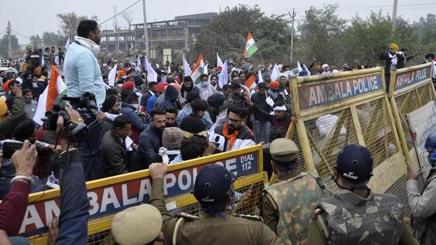 Farmer activists and police officials near the barricades on the national highway in Ambala on Wednesday. (HT Photo) Farmer activists and police officials near the barricades on the national highway in Ambala on Wednesday. (HT Photo)