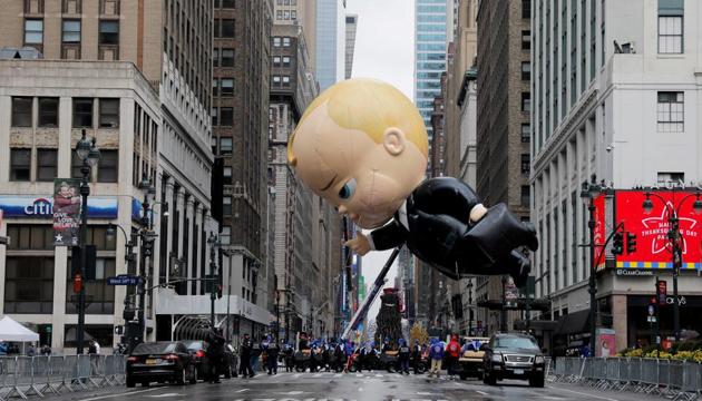 Assistants carry "The Boss Baby" balloon during the 94th Macy's Thanksgiving Day Parade closed to the spectators due to the spread of the coronavirus disease (Covid-19), in Manhattan, New York City, U.S., November 26, 2020. (Reuters photo) Assistants carry "The Boss Baby" balloon during the 94th Macy's Thanksgiving Day Parade closed to the spectators due to the spread of the coronavirus disease (Covid-19), in Manhattan, New York City, U.S., November 26, 2020. (Reuters photo)