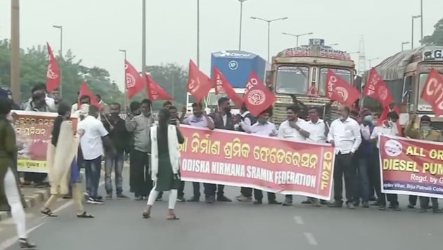 Bharat Bandh: Railway Tracks Blocked In West Bengal, Buses Off Roads In ...